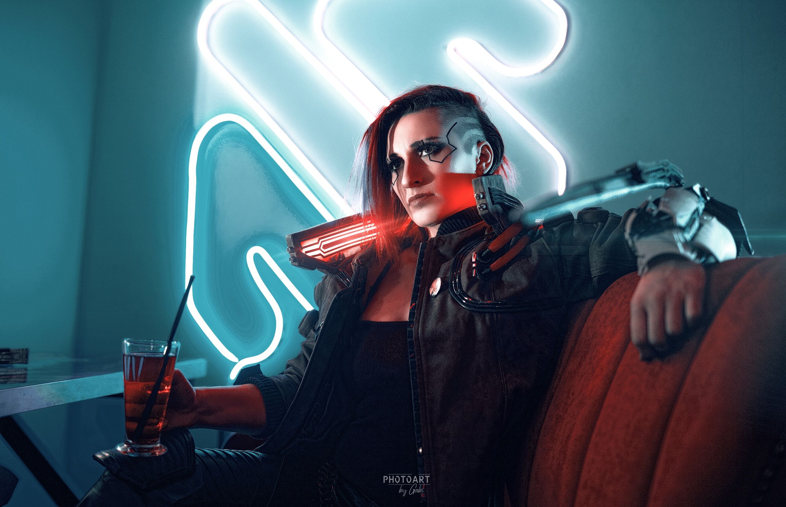 Косплей на Ви из Cyberpunk 2077. Косплеер: Анна Алексеева. Фотограф: Дмитрий Габдукаев. Источник: vk.com/brickus_cosplay