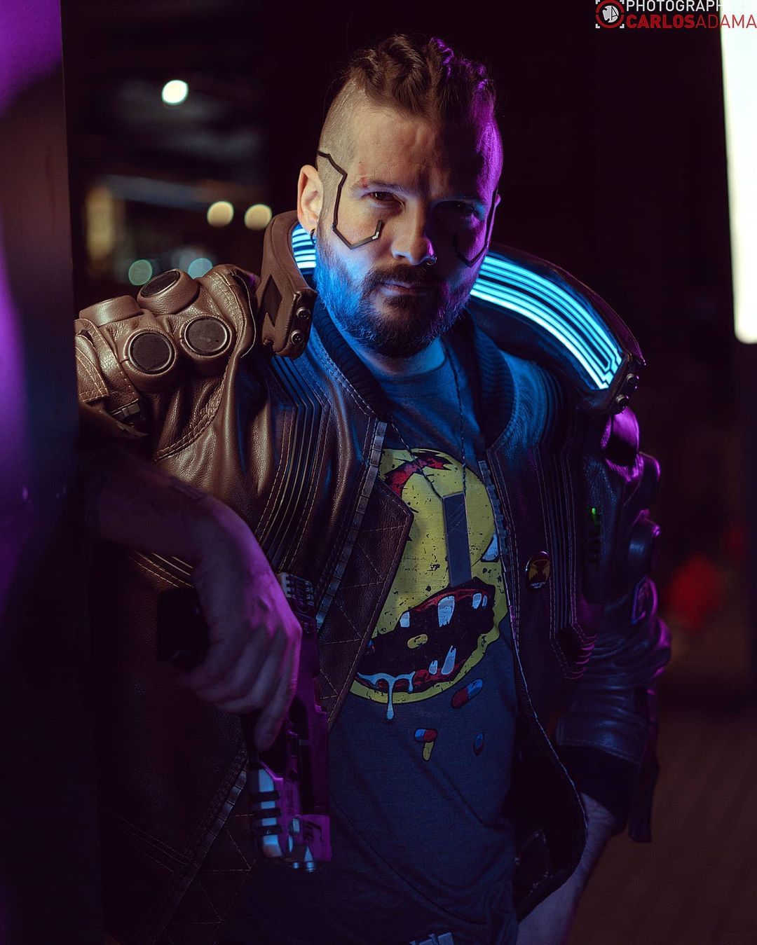 Косплей на V из Cyberpunk 2077. Модель: Andy Valentine. Источник: instagram.com/valentinecostumes