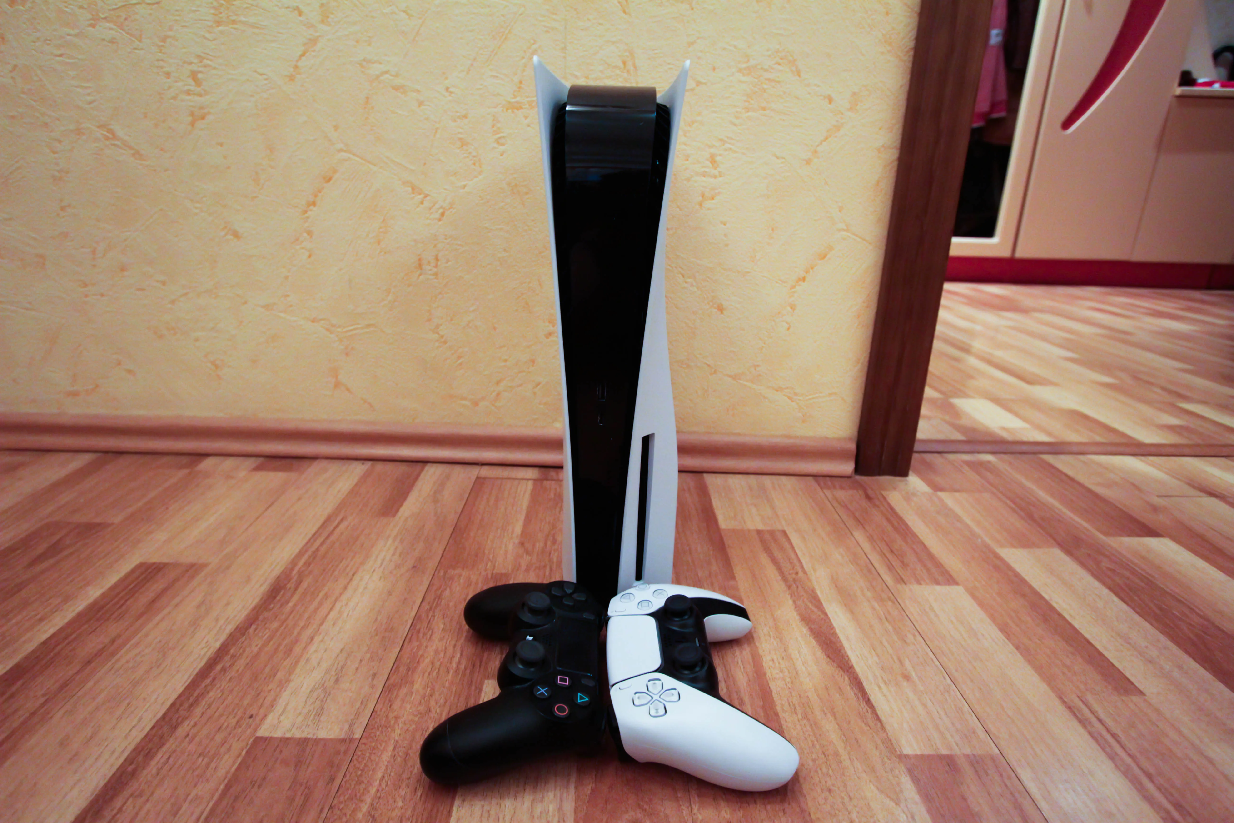 PS5, DualSense и DualShock 4 для сравнения