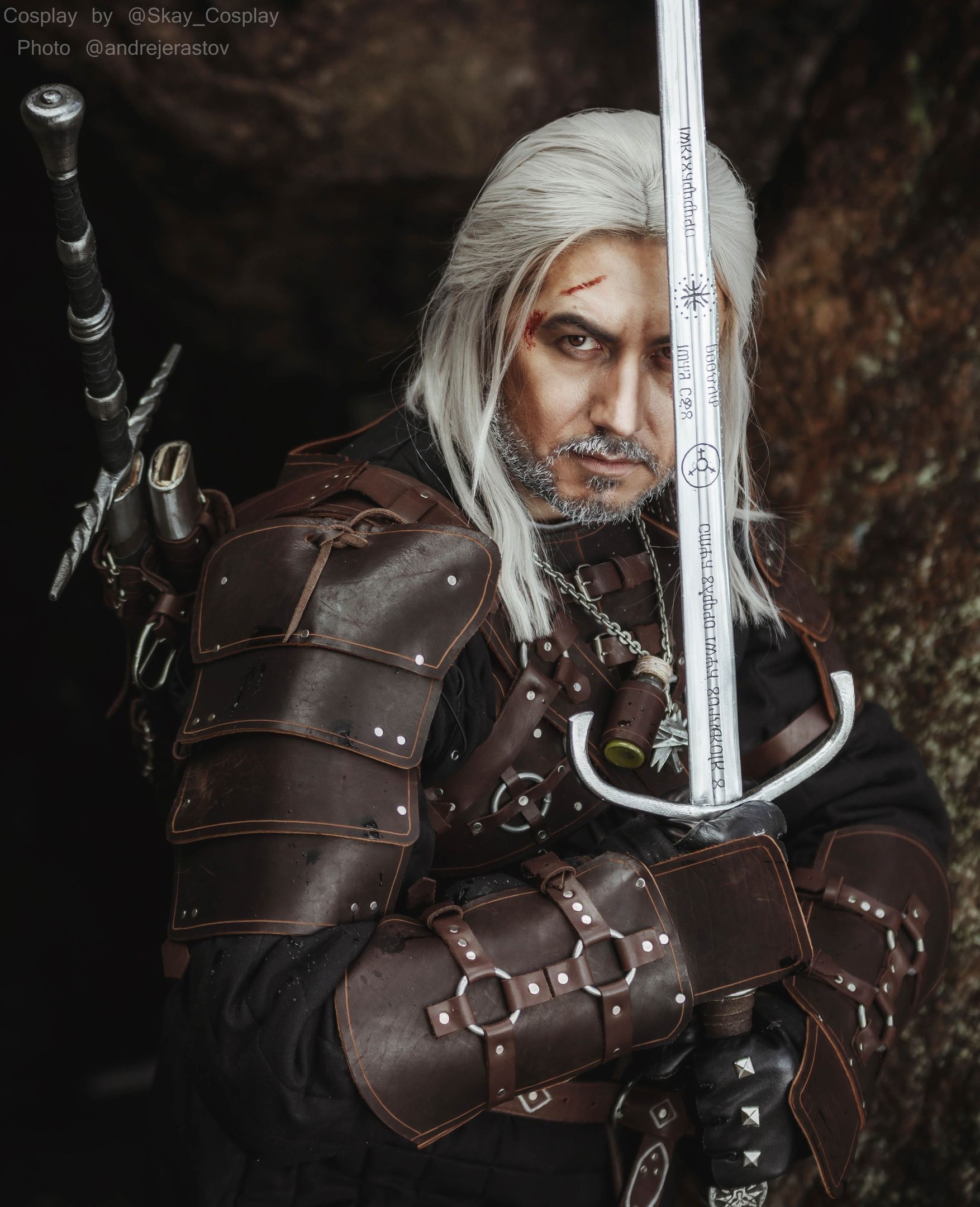 Геральт из Ривии. The Witcher. Косплеер: Александр Драконскай. Фотограф: Андрей Ерастов. Источник: instagram.com/skay_cosplay/