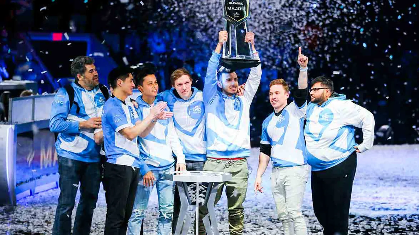 Этьен и игроки Cloud9 с кубком ELEAGUE Major: Boston 2018 | Изображение: ELEAGUE