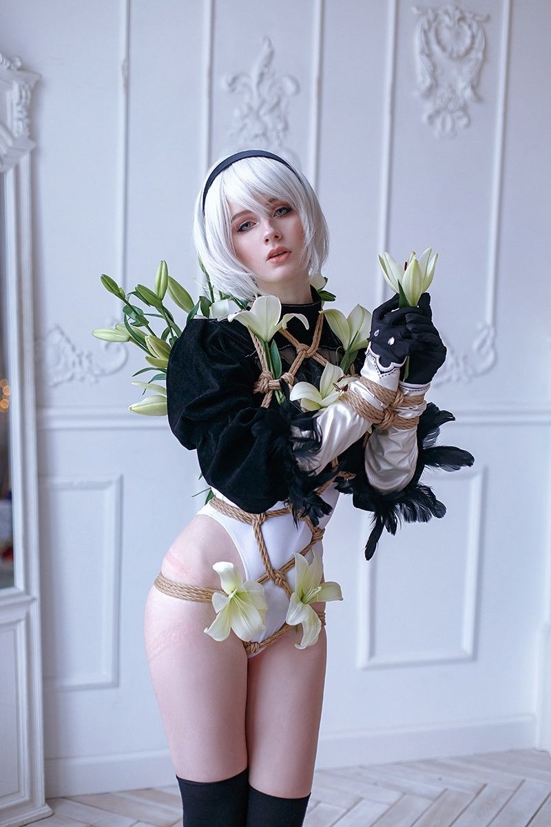 Связанная 2B из NieR: Automata — косплей, от которого захватывает дух. Косплеер: Christina. Фотограф: Ирина Сеидова. Источник: «ВКонтакте».