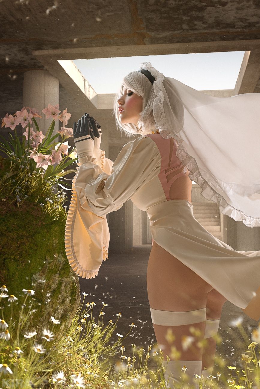 2B в откровенном свадебном платье. Фэндом: NieR: Automata. Модель: Лада Люмос. Фотограф: Кира Митенкова. KIRA photoarts. Источник: vk.com/kmitenkova_photoarts