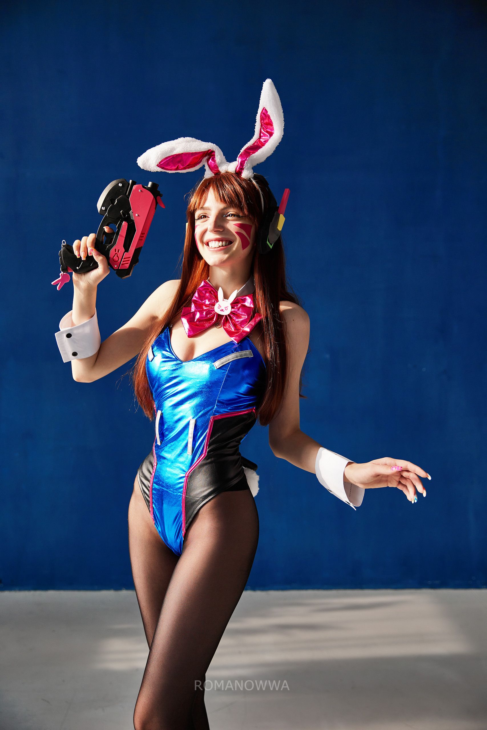 Косплей на D.Va в образе зайчика. Фэндом: Overwatch. Косплеер: ROMANOWWA. Фотограф: druzhininkirillv. Источник: социальные сети модели