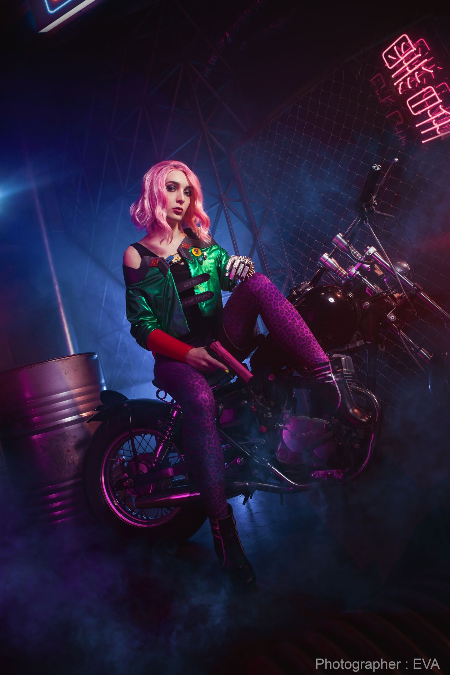 Косплей на Kitsch Girl из Cyberpunk 2077. Косплеер: Александра Вяткина. Фотограф: Ева Давыдова. Источник: vk.com/eva_cosplay_photo