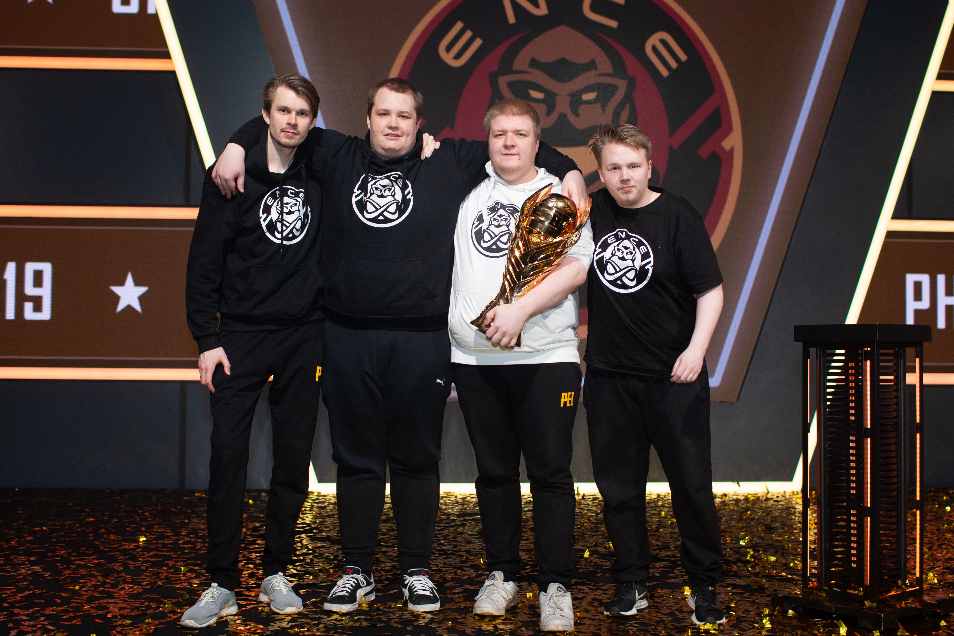 ENCE с чемпионским кубком PUBG Europe League. Источник: StarLadder.com