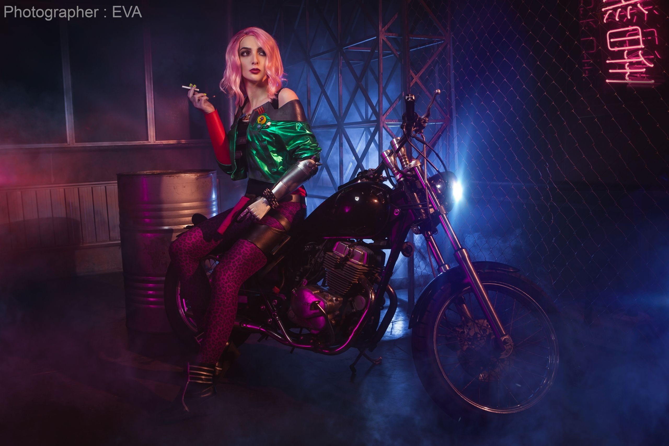 Косплей на Kitsch Girl из Cyberpunk 2077. Косплеер: Александра Вяткина. Фотограф: Ева Давыдова. Источник: vk.com/eva_cosplay_photo