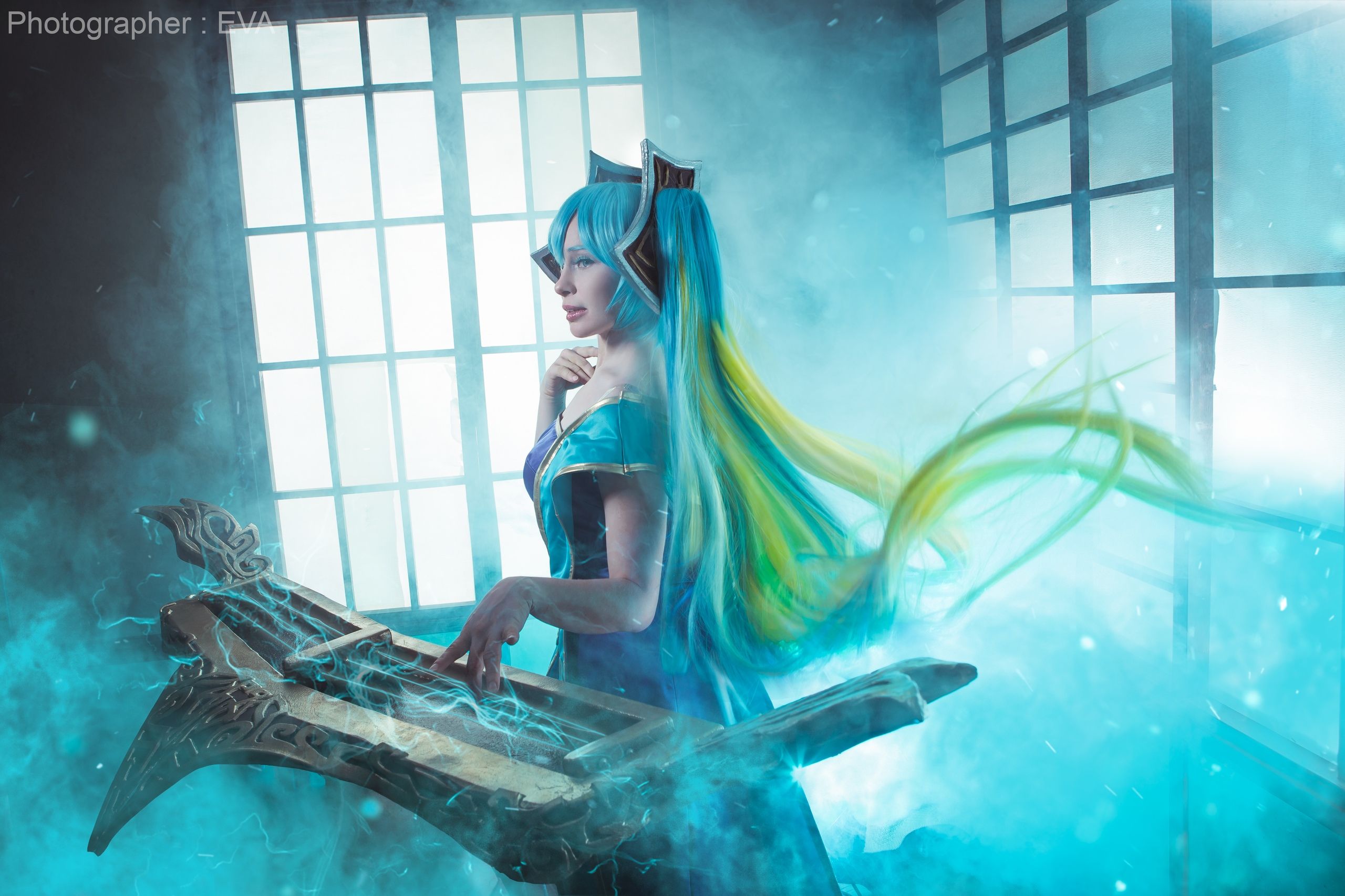 Косплей на Sona из League of Legends. Косплеер: Валерия Арт. Фотограф: Ева Давыдова. Источник: vk.com/eva_cosplay_photo.