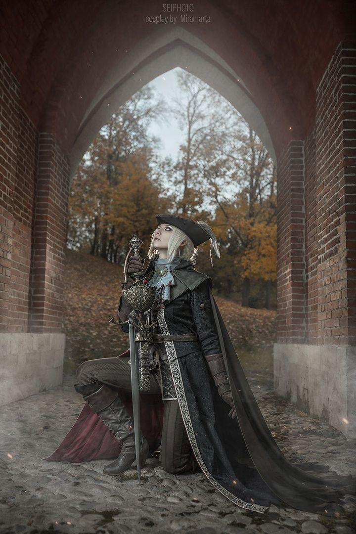 Косплей на персонажей Bloodborne. Охотник: Майкл Мураки. Леди Мария: Анастасия Влюблённая-В-Небо. Церковный служитель: Стас Одинцов. Рыцарь Кейнхёрста: Алина Огольцова. Фотограф: Sei. Источник: vk.com/teramizuki_art