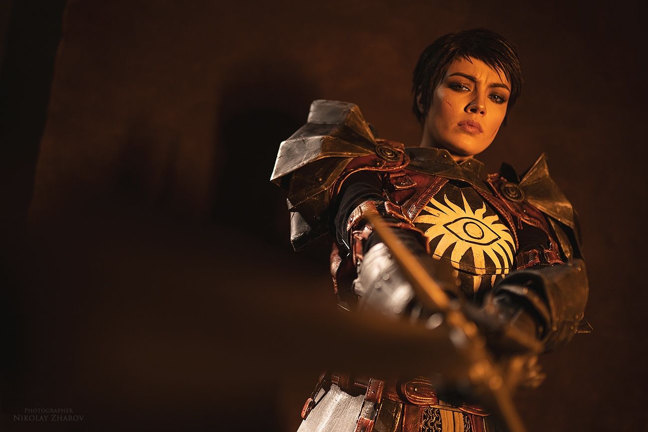 Косплей на Кассандру Пентагаст из Dragon Age II. Косплеер: Dark Incognito. Фотограф: Николай Жаров. Источник: vk.com/nikolay_photogroup