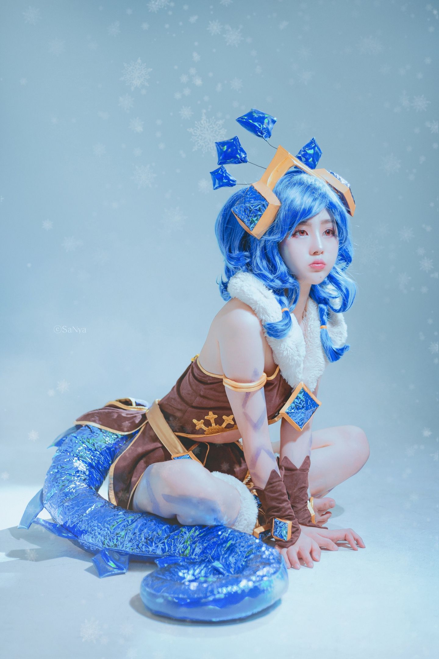 Косплей на Winter Wonder Neeko из League of Legends. Косплеер: RetoYang. Фотограф: 산이. Источник: instagram.com/retoyang