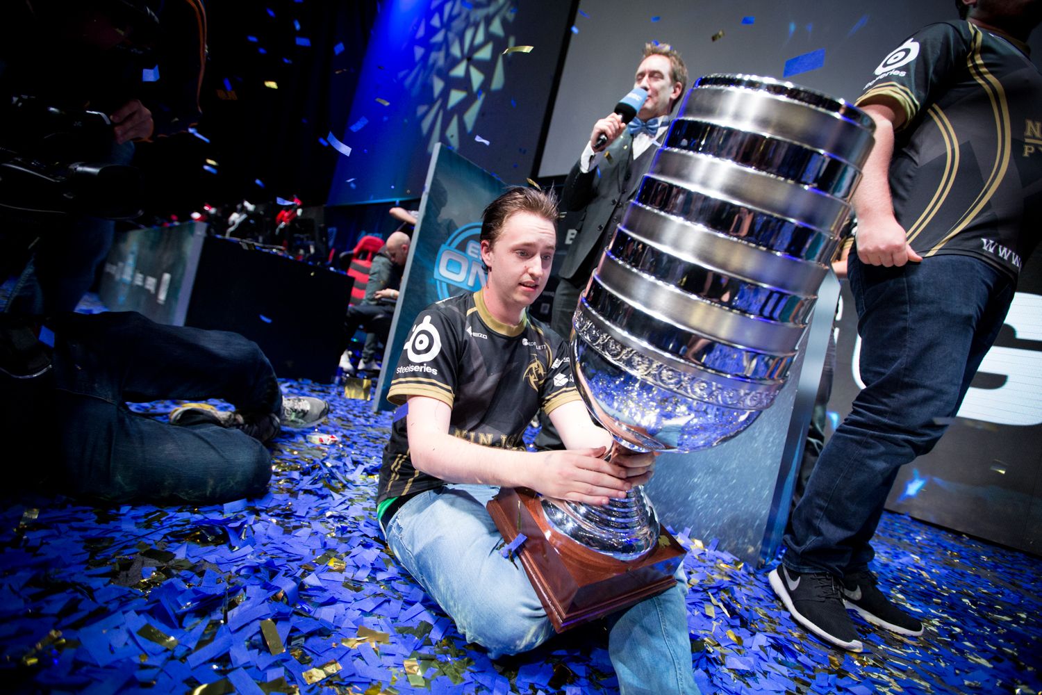 GeT_RiGhT с кубком ESL One Cologne 2014 | Фото: Julia Christophers, ESL FACEIT Group