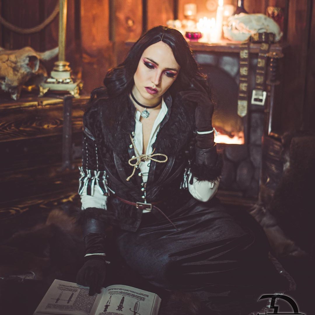 Косплей на Йеннифэр из Венгерберга. Фэндом: The Witcher. Фотограф: ivandelirium. Косплеер: Freya Veles. Источник: instagram.com/freya_veles