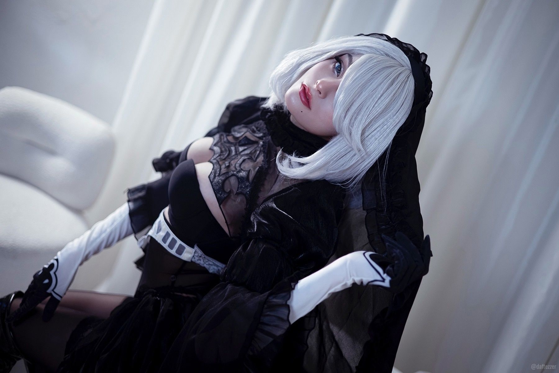 Косплей на 2B из NieR: Automata. Косплеер: Cosniks. Фотограф: Daftezzer. Источник фото: vk.com/club222585128