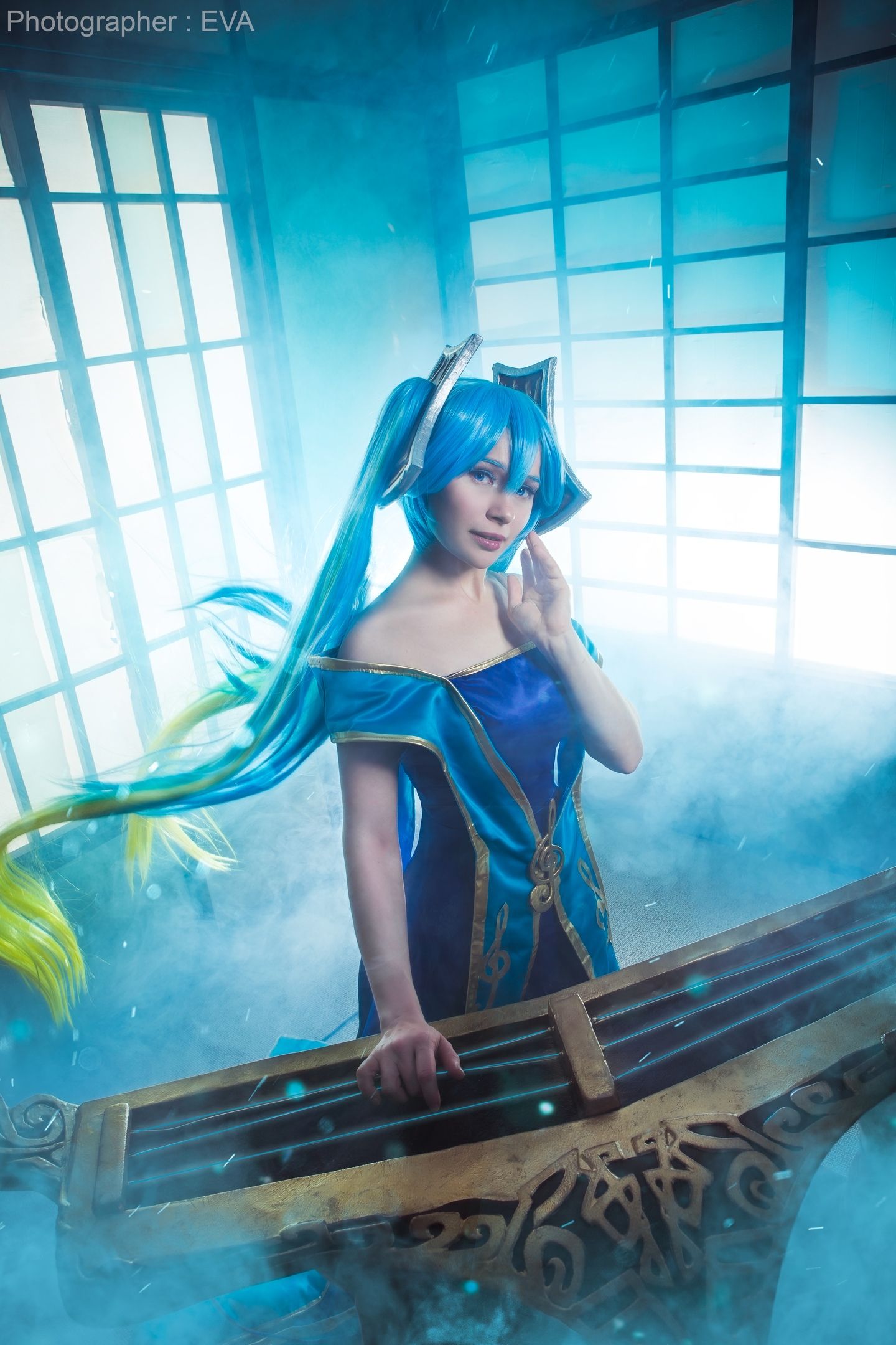 Косплей на Sona из League of Legends. Косплеер: Валерия Арт. Фотограф: Ева Давыдова. Источник: vk.com/eva_cosplay_photo.