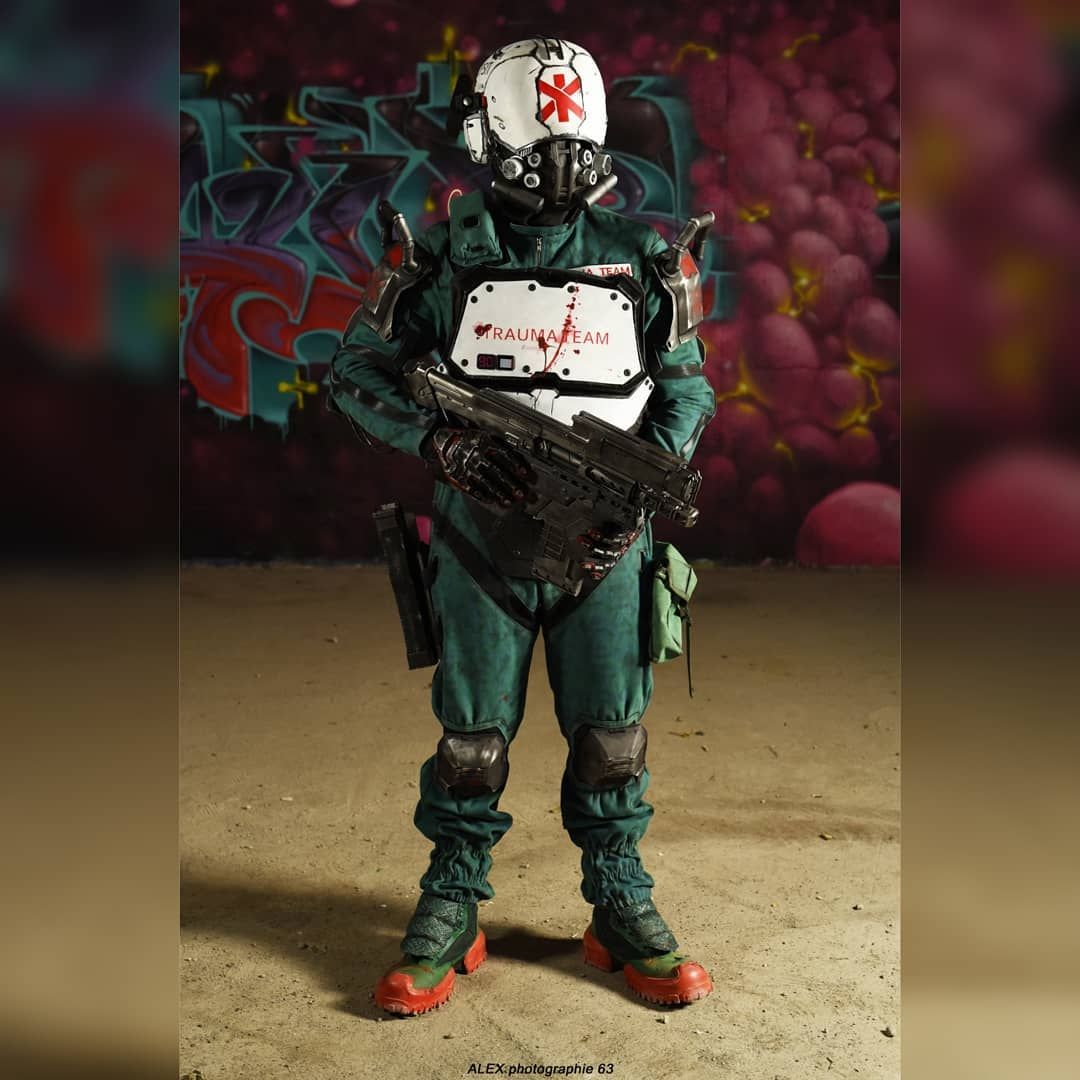 Косплей на Trauma Team Soldier из Cyberpunk 2077. Модель: Props It Yourself. Источник: instagram.com/propsityourself