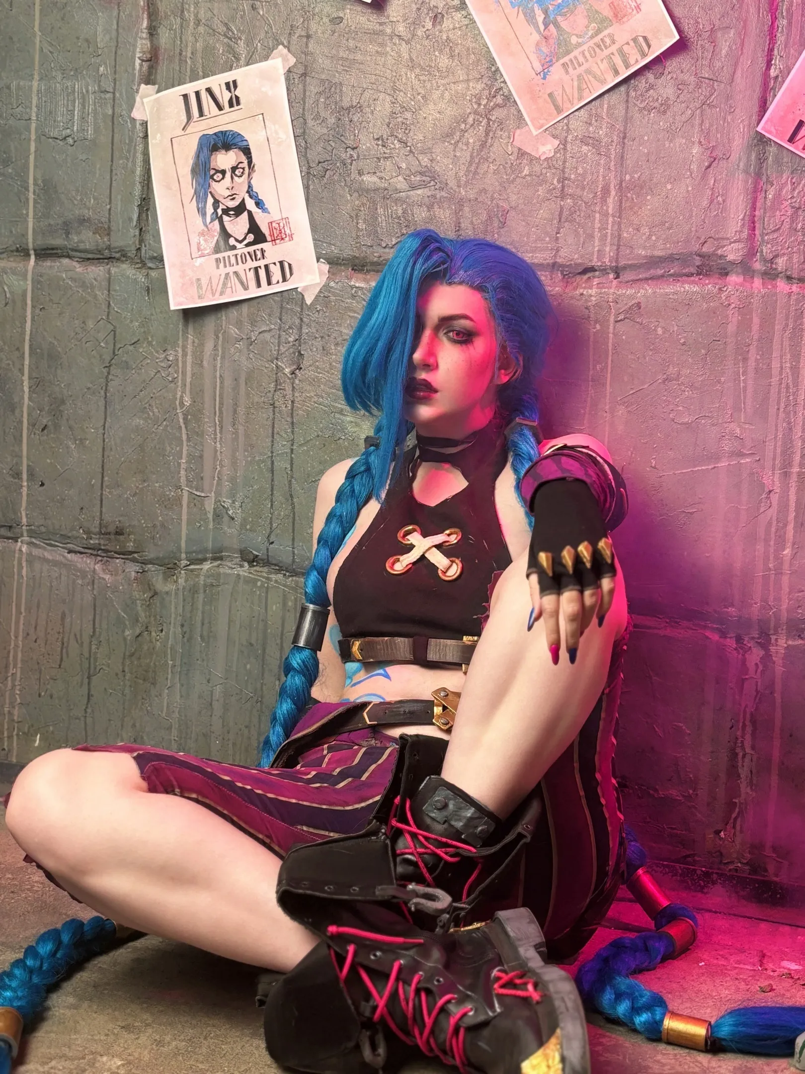 Косплей на Джинкс из мультсериала «Аркейн» во вселенной League of Legends. Косплеер: Ulichan. Источник: vk.com/uli_is_life