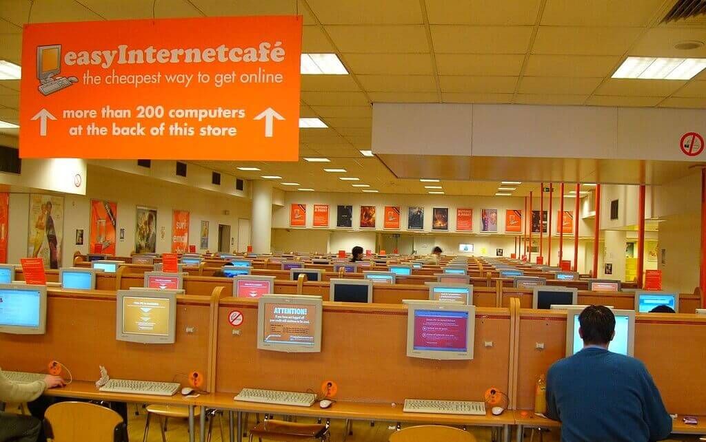 Зал easyInternetcaf&eacute;