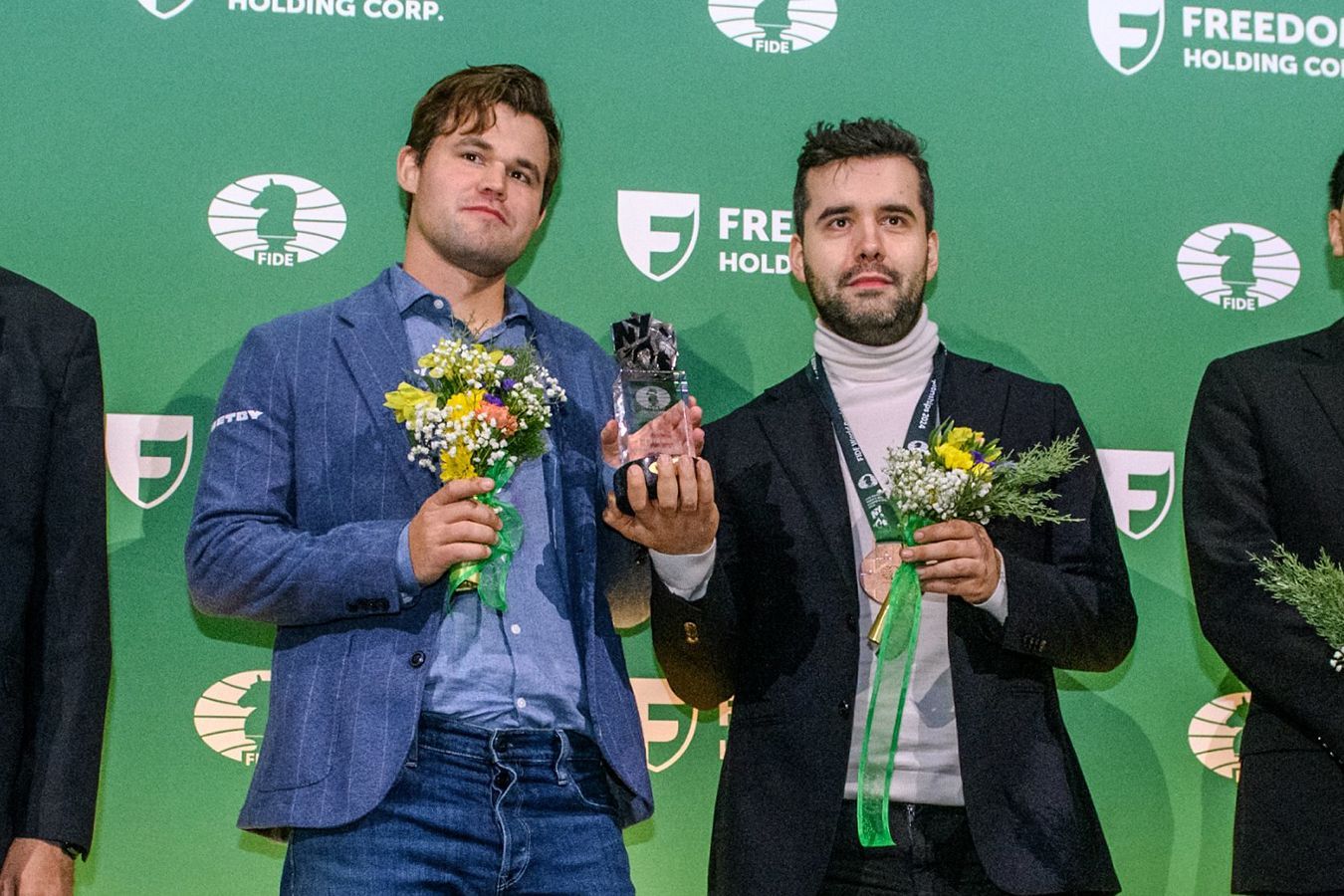 Совместное фото Магнуса Карлсена и Яна Непомнящего с чемпионским трофеем после ничьей в финале чемпионата мира по блицу 2024 года | Фото: FIDE