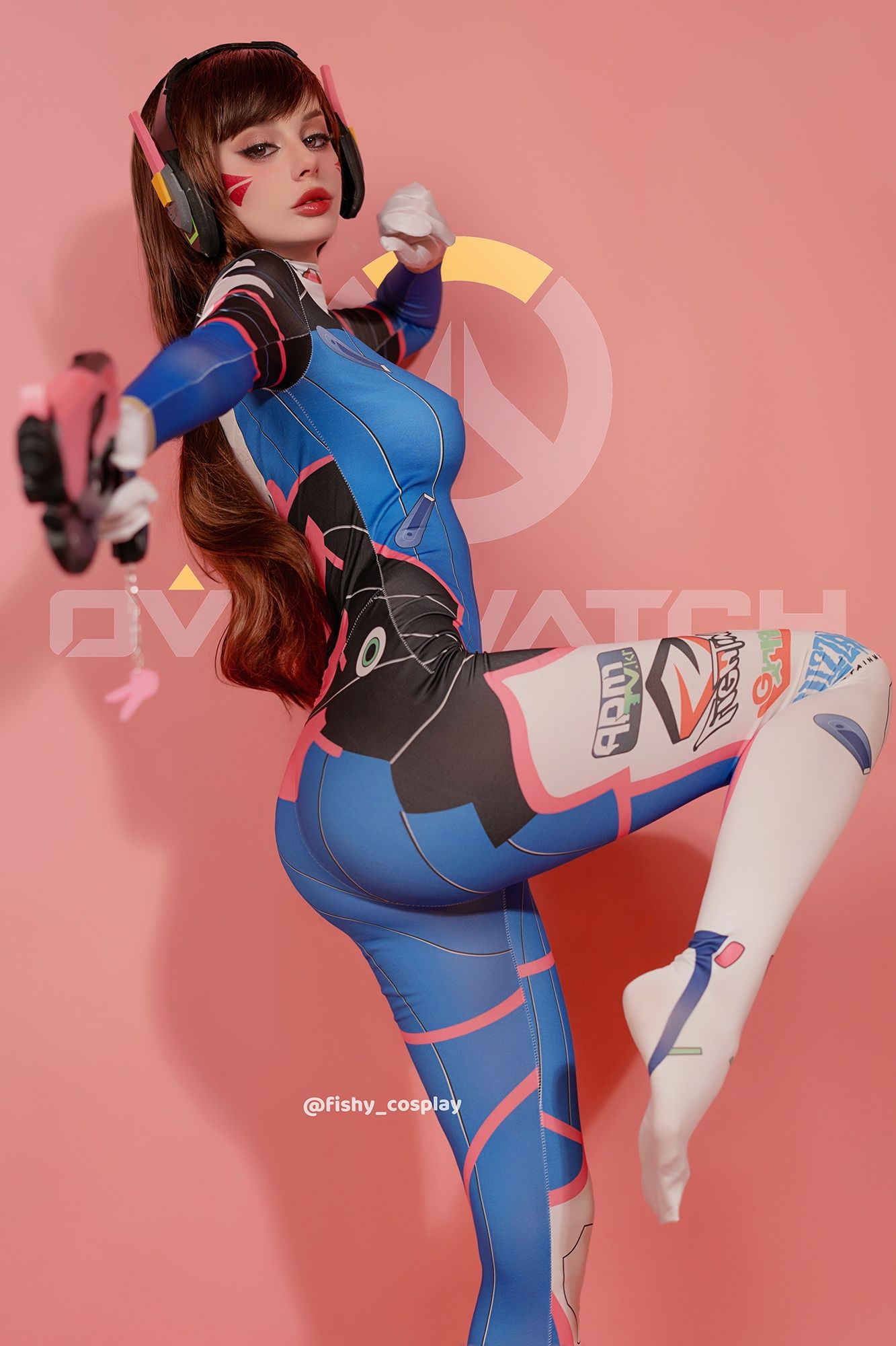 D.Va из фантазий — сексуальный косплей на героиню Overwatch. Косплеер: Fishy. Источник: vk.com/fishycosplay