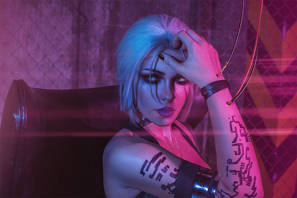 Косплей на Цири во вселенной Cyberpunk 2077. Косплеер: Ирина Мейер. Фотограф: Ольга Татаурова. Источник: https://vk.com/irine_meier