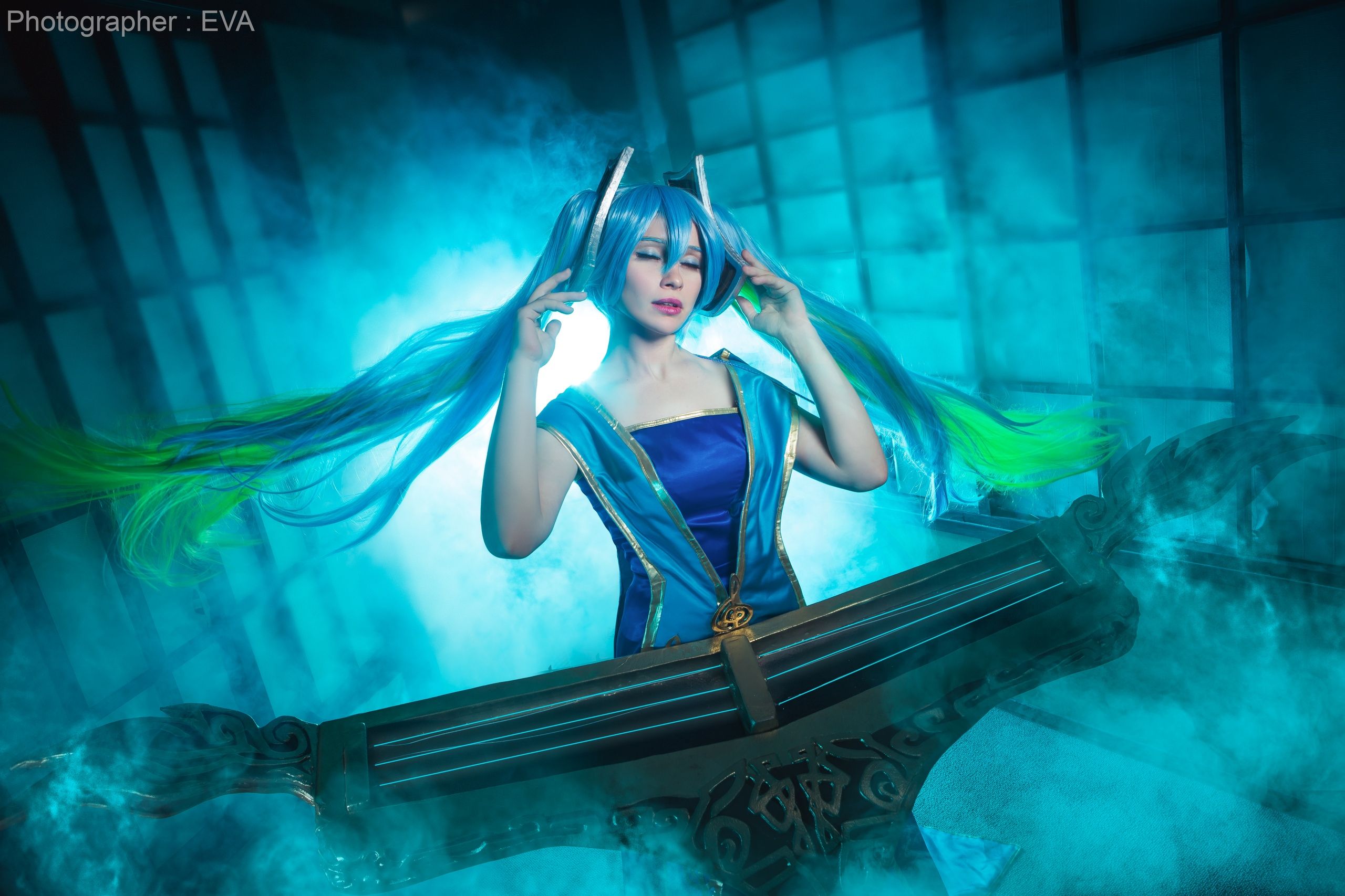 Косплей на Sona из League of Legends. Косплеер: Валерия Арт. Фотограф: Ева Давыдова. Источник: vk.com/eva_cosplay_photo.