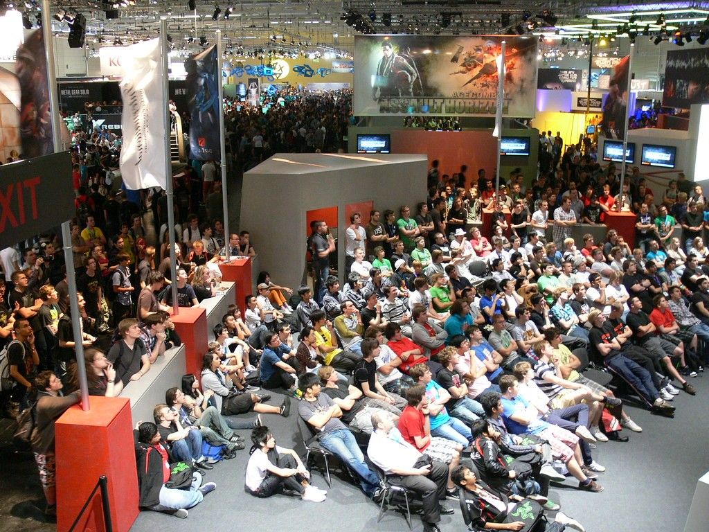 Зрители смотрят TI на выставке GamesCom