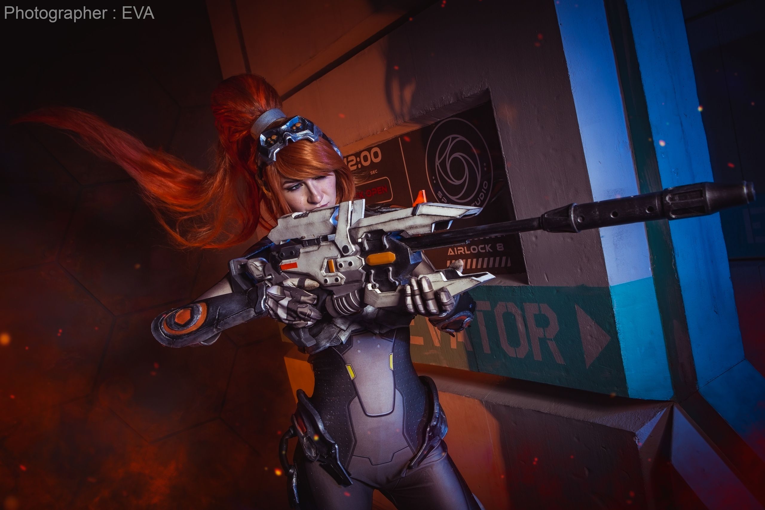 Косплей на Роковую вдову из Overwatch. Косплеер: Юлия Покуса. Фотограф: Ева Давыдова. Источник: vk.com/eva_cosplay_photo