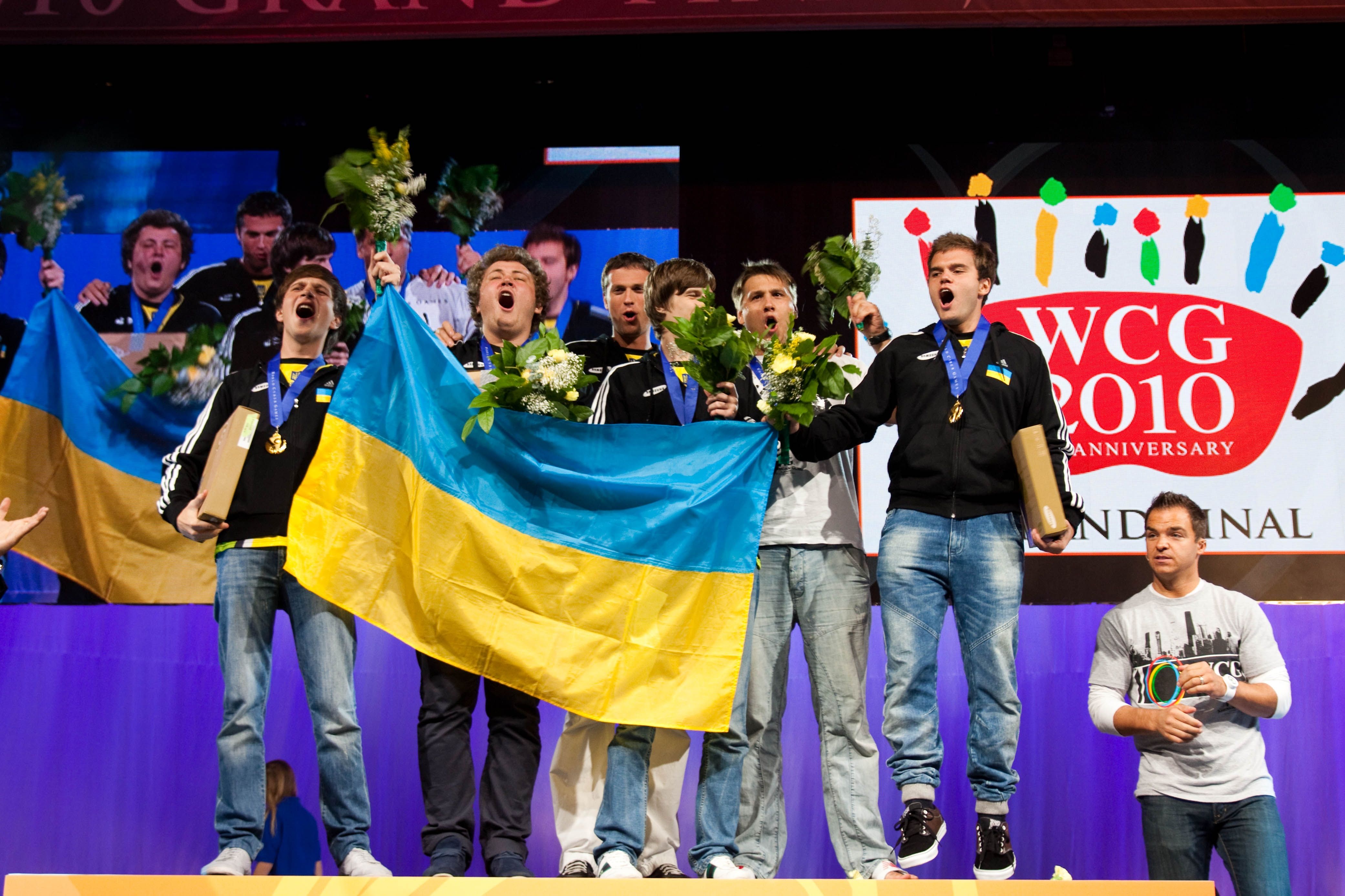 Natus Vincere после победы на WCG 2010. Фото: HLTV.org