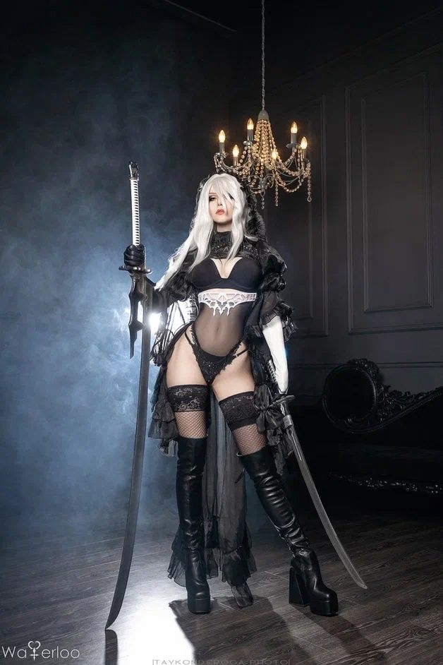 Косплей на A2 из NieR: Automata. Косплеер: Waterloo. Фотограф: |Taykonderoga Photo|. Источник: vk.com/waterloocosplay