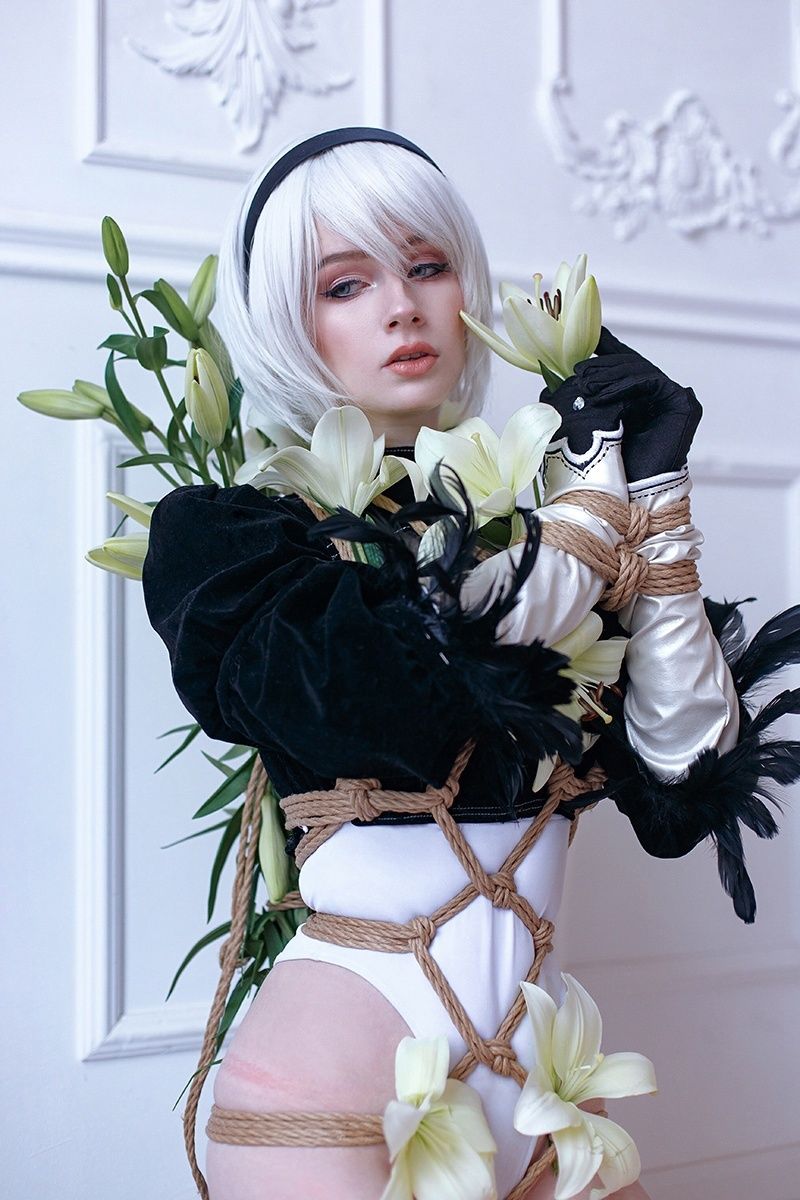 Связанная 2B из NieR: Automata — косплей, от которого захватывает дух. Косплеер: Christina. Фотограф: Ирина Сеидова. Источник: «ВКонтакте».