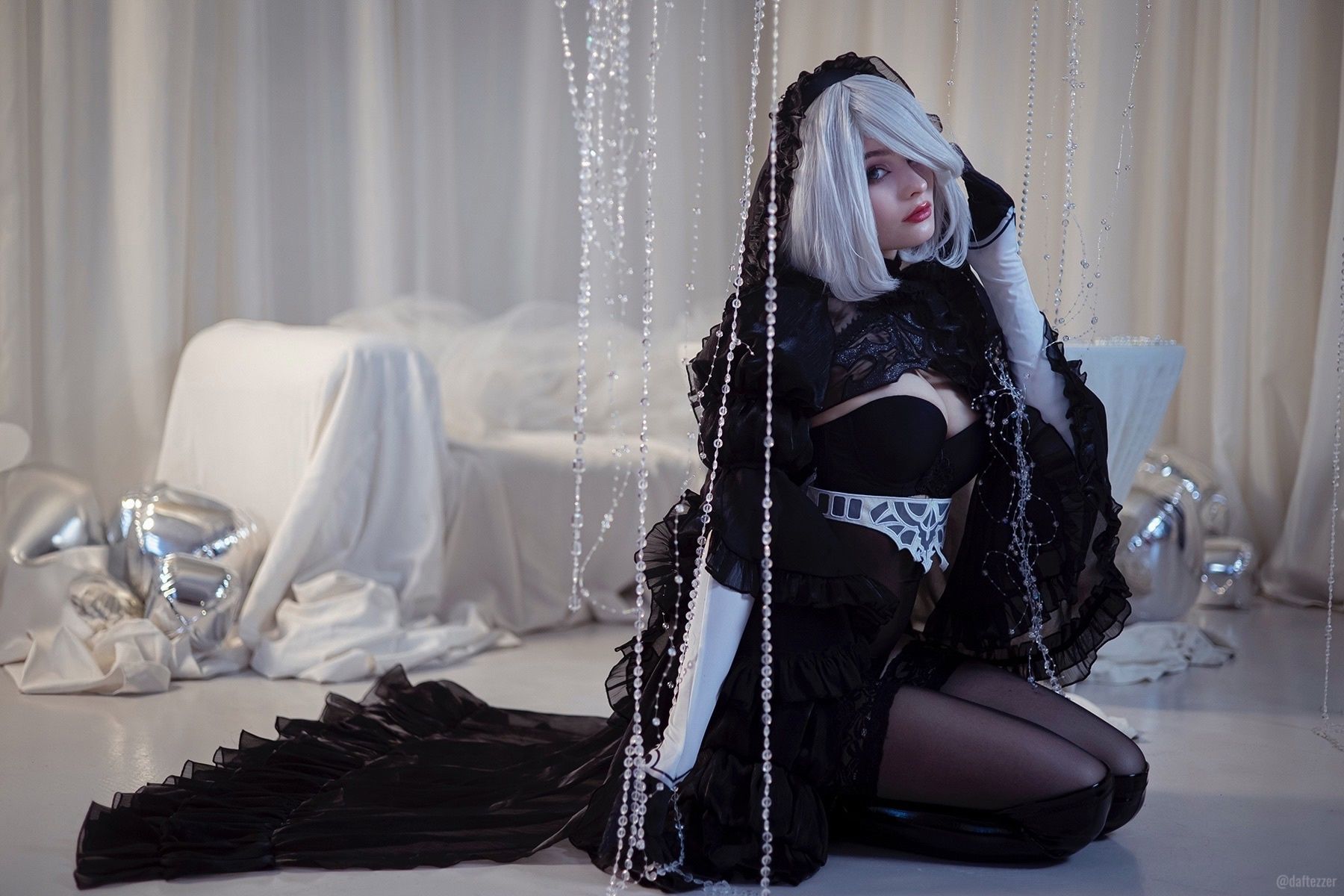 Косплей на 2B из NieR: Automata. Косплеер: Cosniks. Фотограф: Daftezzer. Источник фото: vk.com/club222585128
