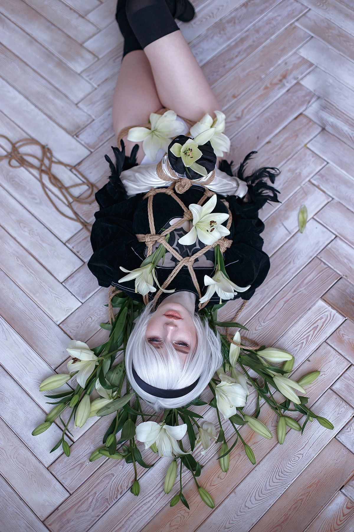 Связанная 2B из NieR: Automata — косплей, от которого захватывает дух. Косплеер: Christina. Фотограф: Ирина Сеидова. Источник: «ВКонтакте».