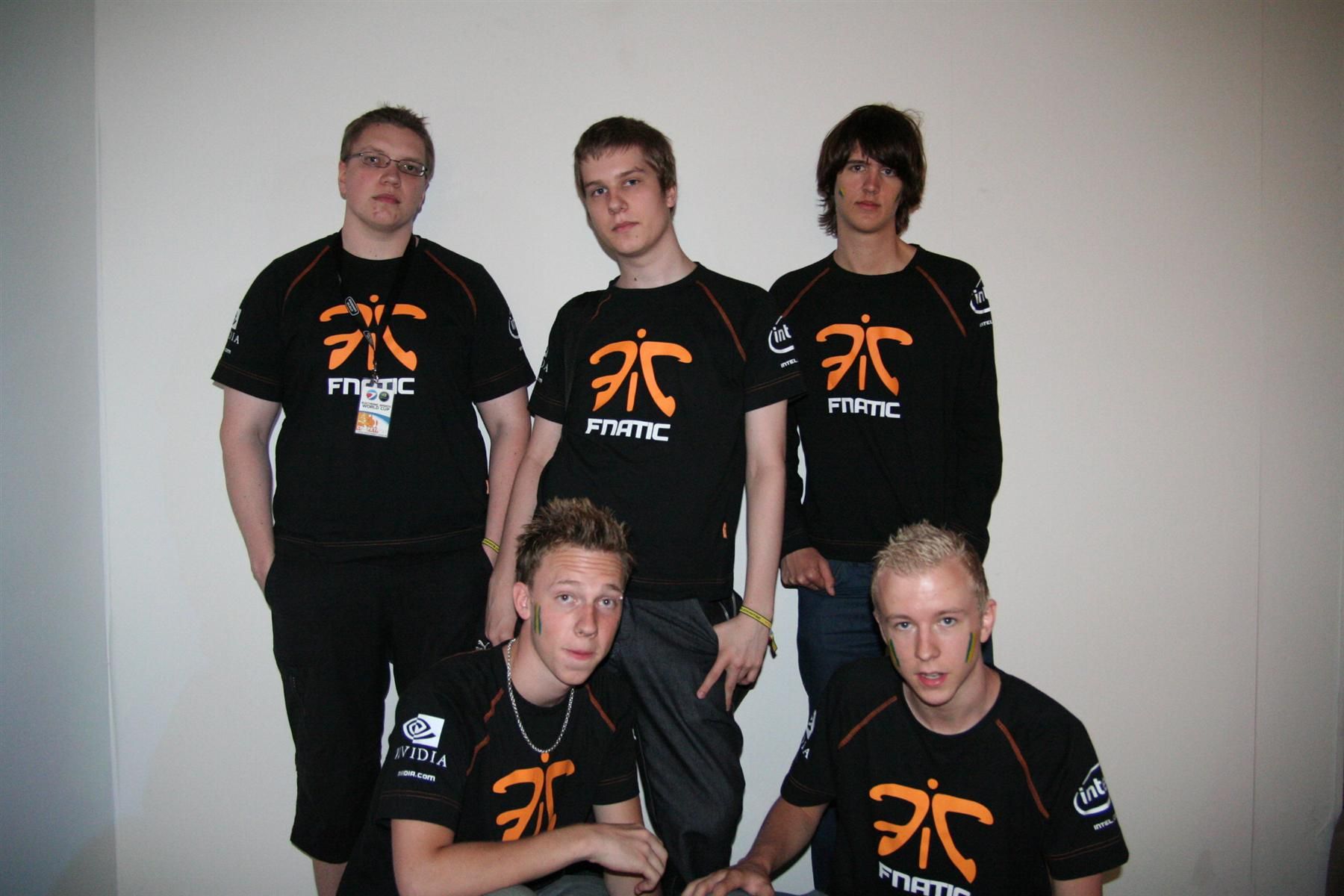 Новый состав fnatic. Верхний ряд: Tentpole, f0rest, dsn. Нижний &mdash; Archi и cArn