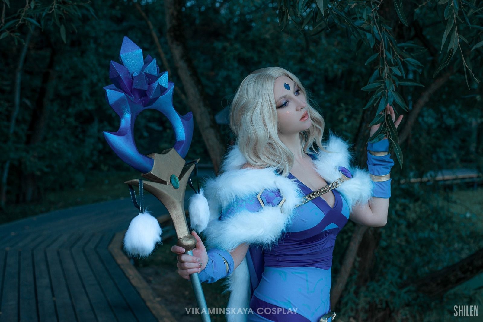 Косплей на Crystal Maiden из Dota 2. Косплеер: Vikaminskaya. Фотограф: Shilen. Источник: vk.com/vikaminskaya_cosplayer