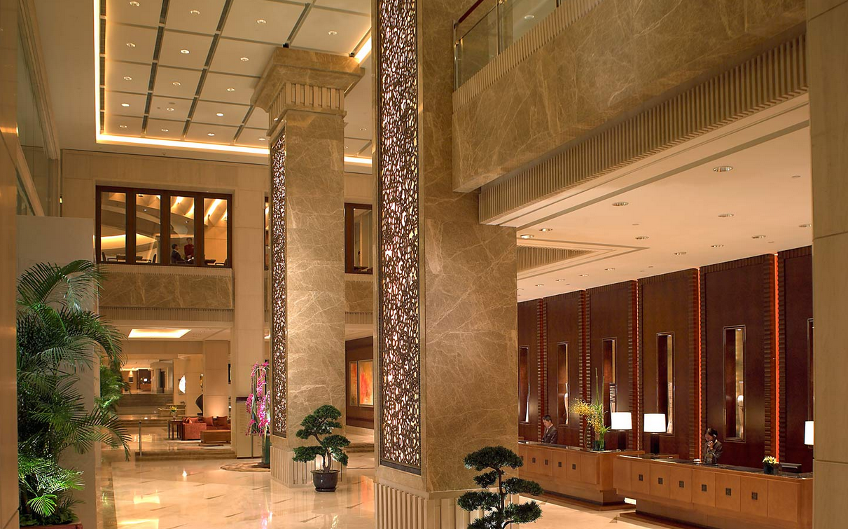 Лобби отеля Pudong Shangri-La. Источник: Meet-in-Shanghai.net