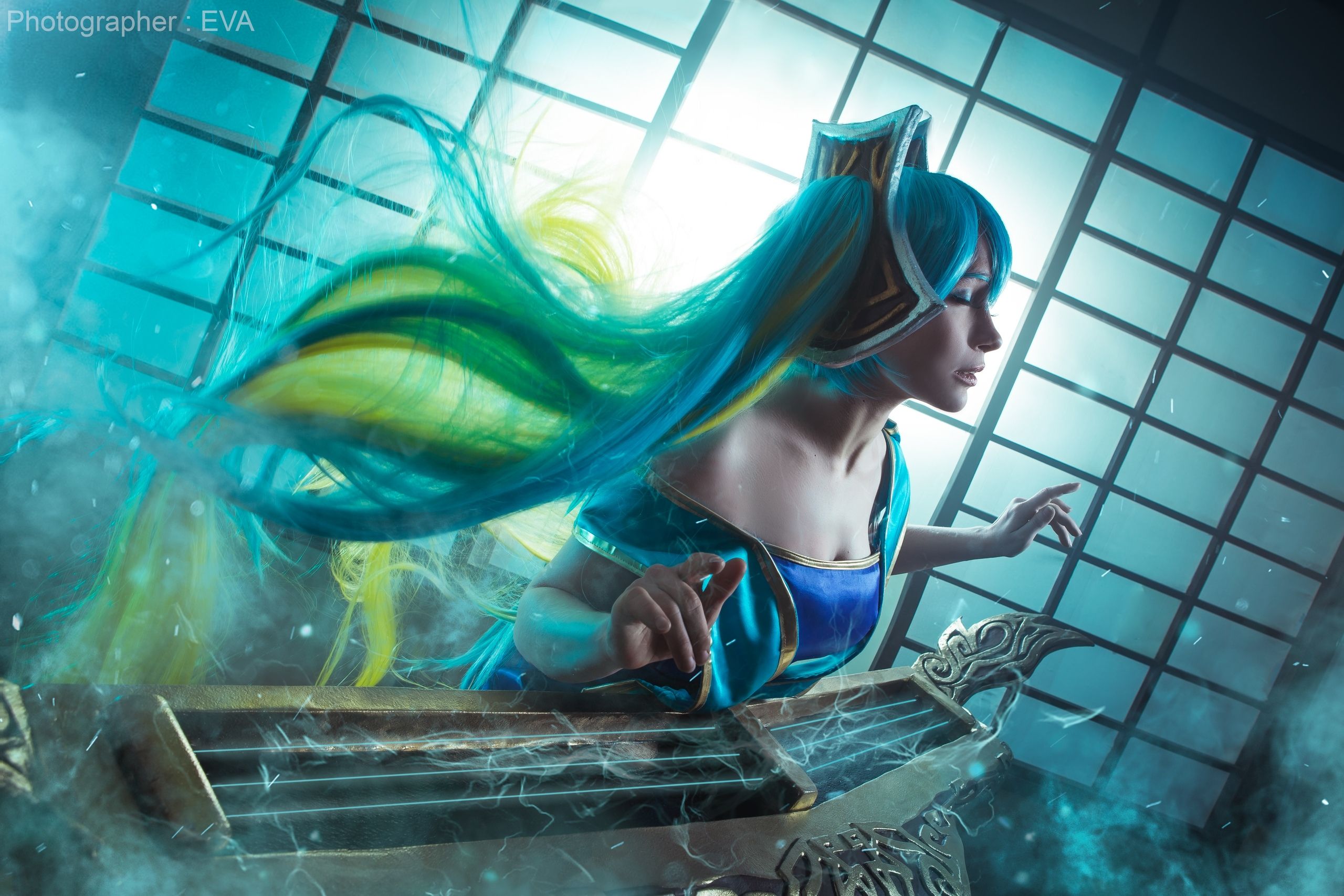 Косплей на Sona из League of Legends. Косплеер: Валерия Арт. Фотограф: Ева Давыдова. Источник: vk.com/eva_cosplay_photo.