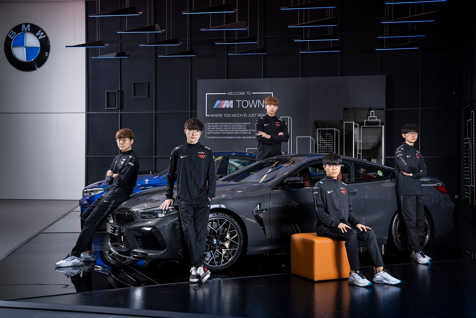 Фотосессия игроков T1 после подписания партнерства с BMW. Источник: твиттер @T1LoL