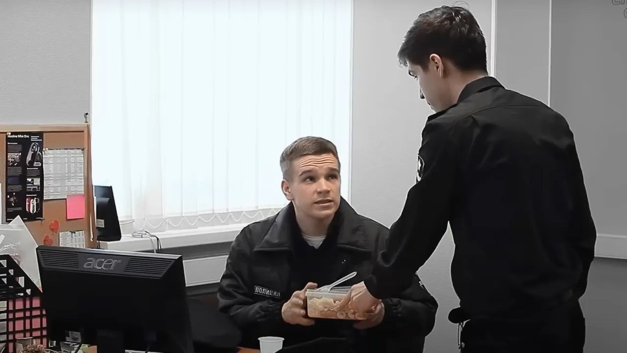 Аппетитные макароны с сосисками должны достаться самому уважаемому человеку в отделе 