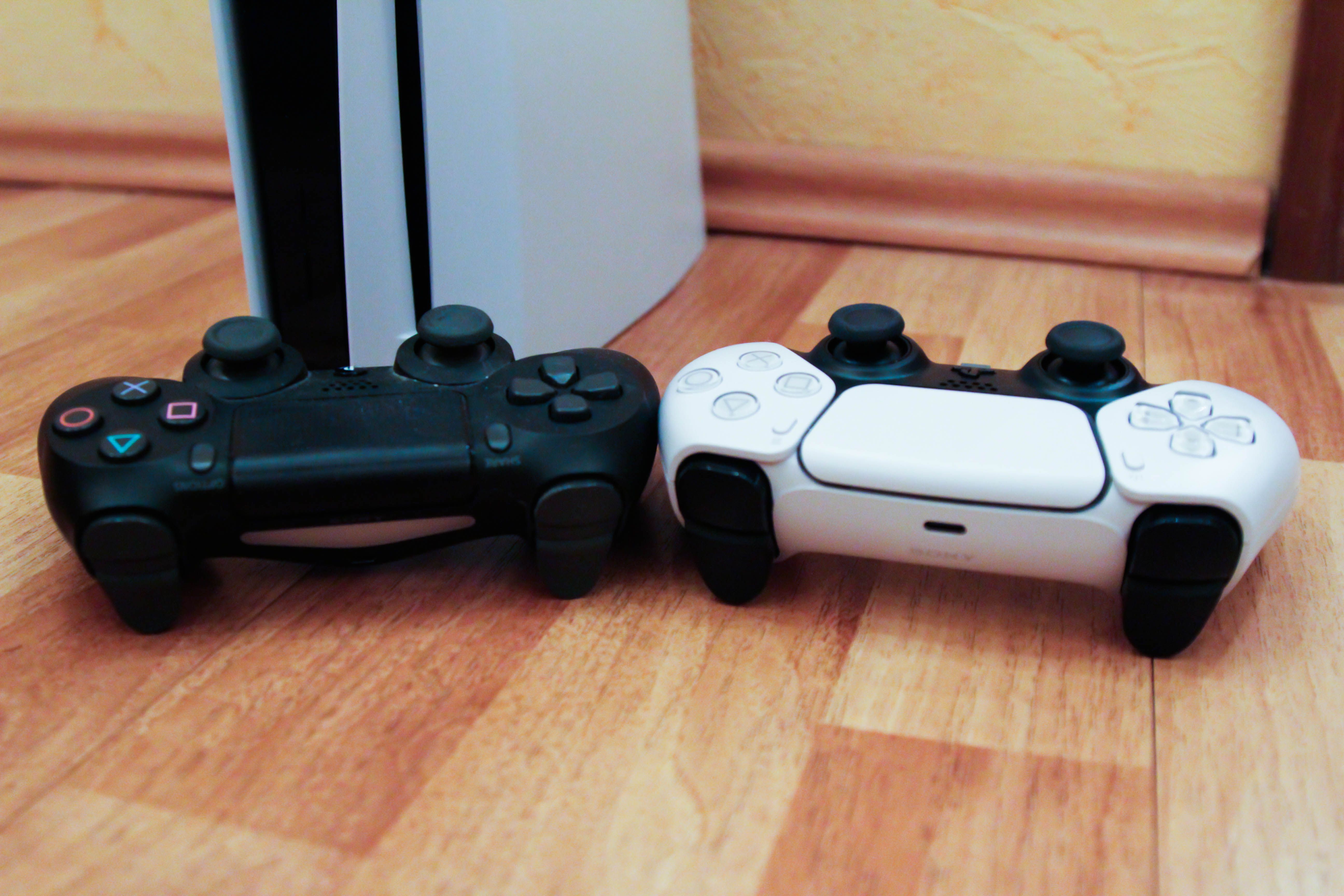 DualSense и DualShock 4