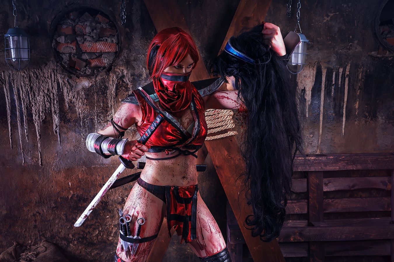 Косплей на Китану и Скарлет из Mortal Kombat. Косплей на Китану: AGflower. Косплей на Скарлет: Yuffie. Фотограф: Longer. Источник: vk.com/graviani