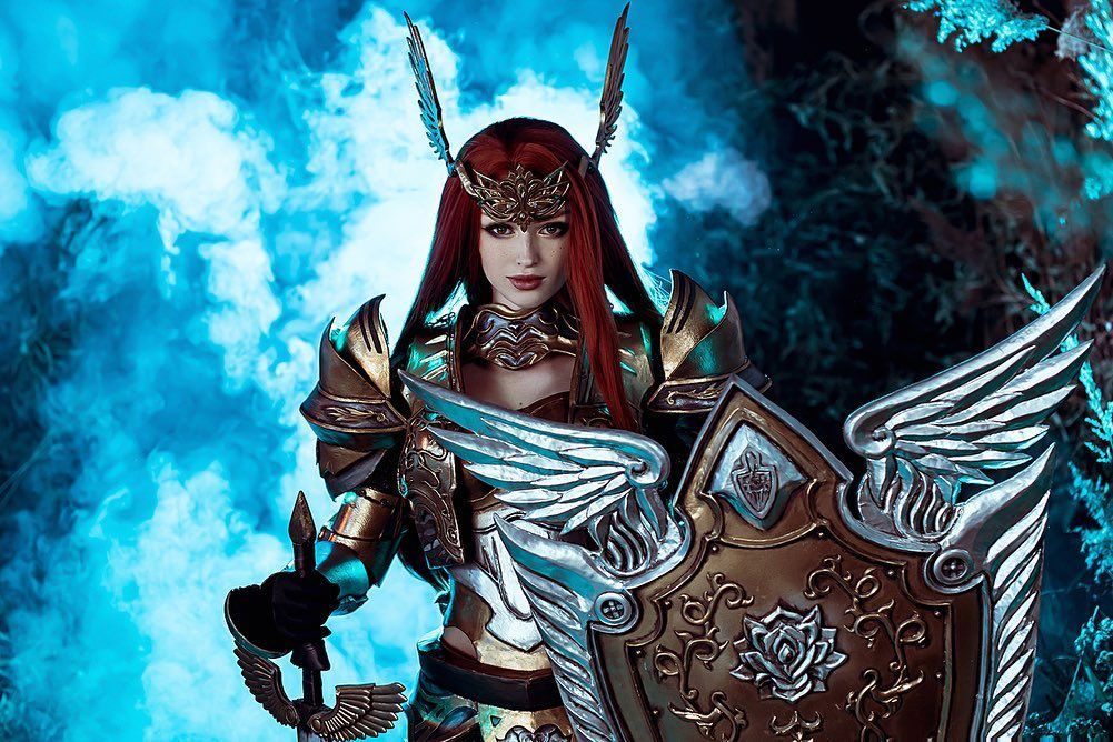 Косплей на персонажа Lineage II в сете ИК (Imperial Crusader Set). Косплеер: Мария Lady Melamory Давыдова.