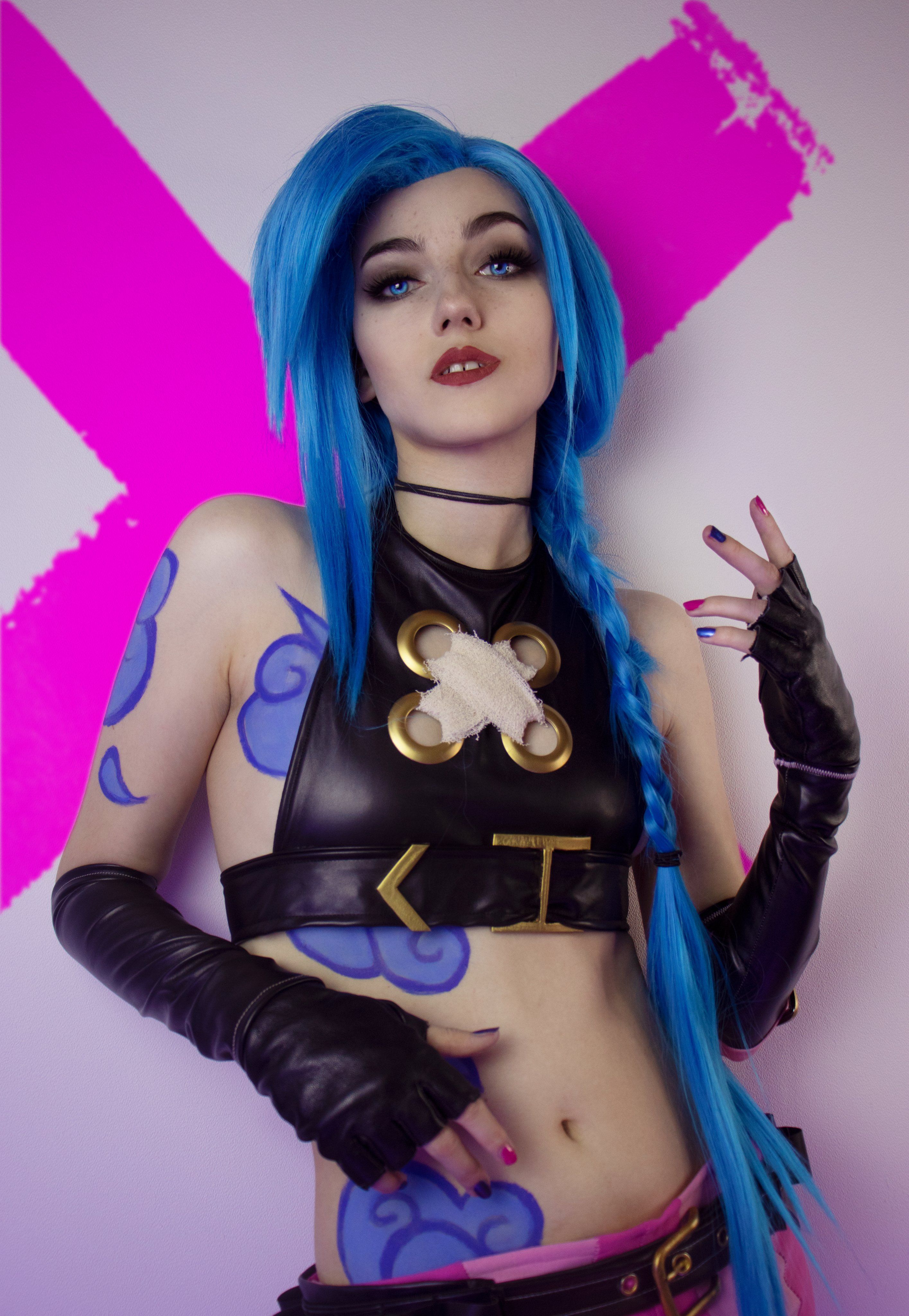 Косплей на Джинкс из League of Legends. Сериал &laquo;Аркейн&raquo;. Косплеер: @Roxacecosplay