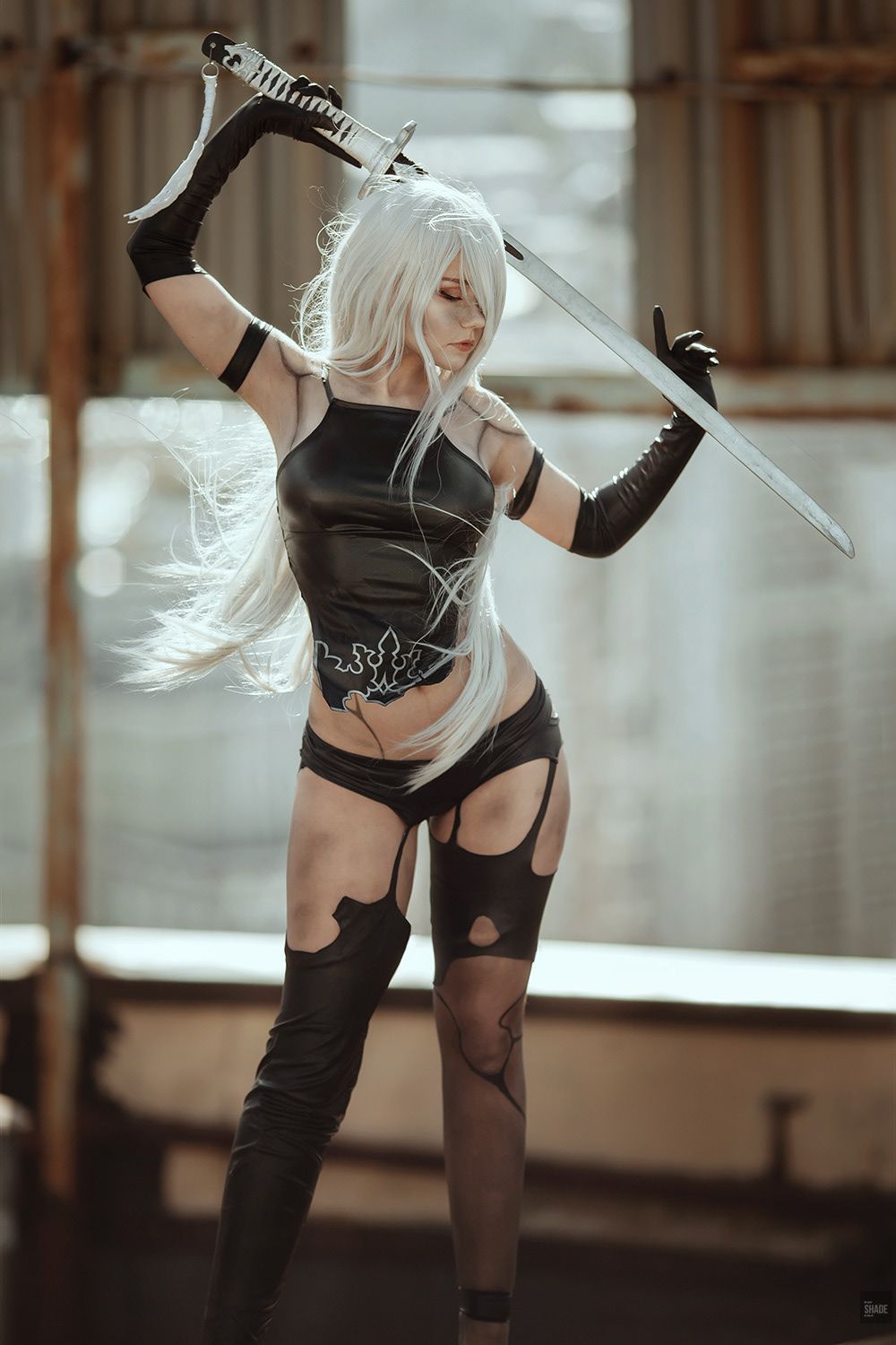 Сексуальный косплей на A2 из NieR: Automata. Косплеер: @katsumi_tori Фотограф: @aster_shade