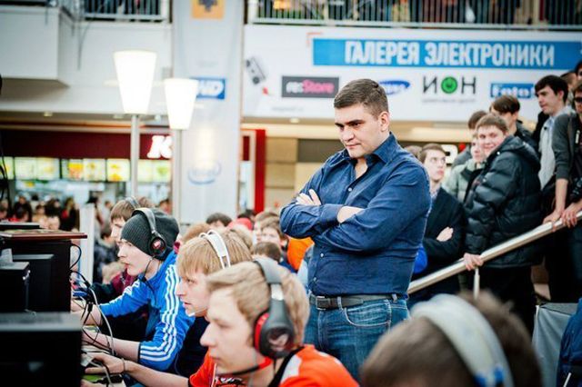 Антон Черепенников с составом по Dota 2 на TECHLABS 2013