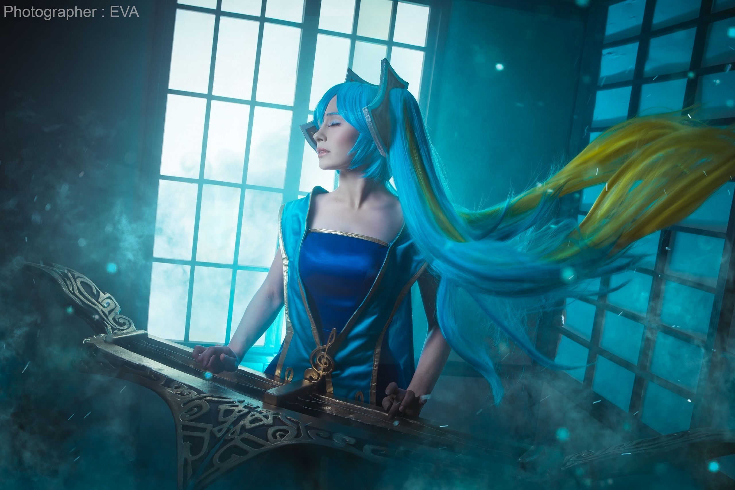 Косплей на Sona из League of Legends. Косплеер: Валерия Арт. Фотограф: Ева Давыдова. Источник: vk.com/eva_cosplay_photo.