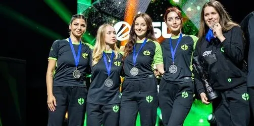 Нави против женской команды. Team dignitas кёльн 2014. Нави против женской команды. Женский состав нави. Нави кс девушка.