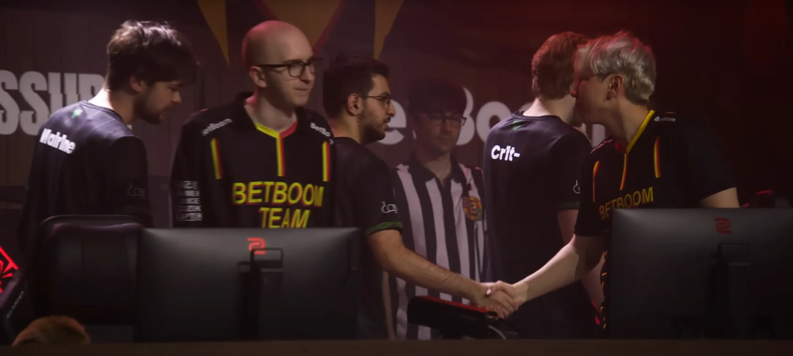 Рукопожатие игроков Team Falcons и BetBoom Team