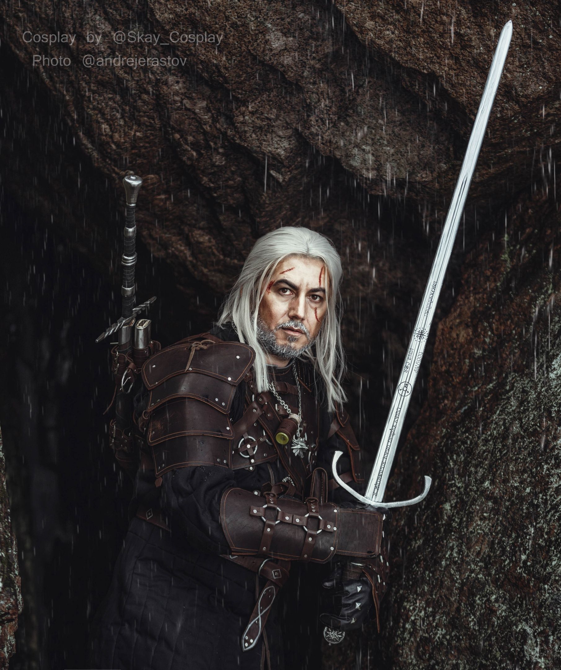 Геральт из Ривии. The Witcher. Косплеер: Александр Драконскай. Фотограф: Андрей Ерастов. Источник: instagram.com/skay_cosplay/