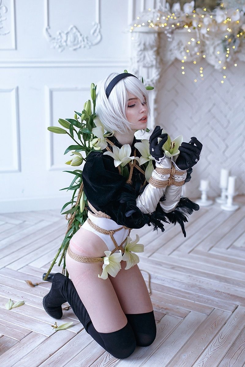 Связанная 2B из NieR: Automata — косплей, от которого захватывает дух. Косплеер: Christina. Фотограф: Ирина Сеидова. Источник: «ВКонтакте».